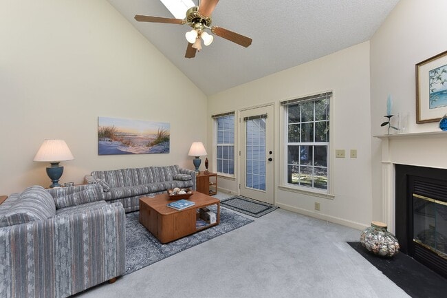 Building Photo - "Charming 2-Bed, 2-Bath Townhouse Retreat with 1,251 Sq Ft of Comfort in Wilmington!"