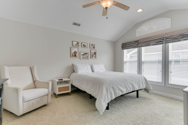 Building Photo - 4815 Lake Dr