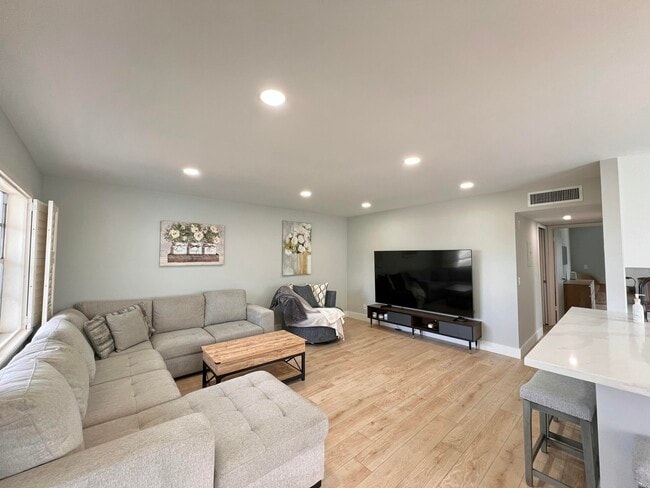 Building Photo - 698 Normandy Ln