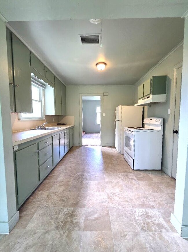 Building Photo - 3 Bedroom, 1 Bath Single Family Home!