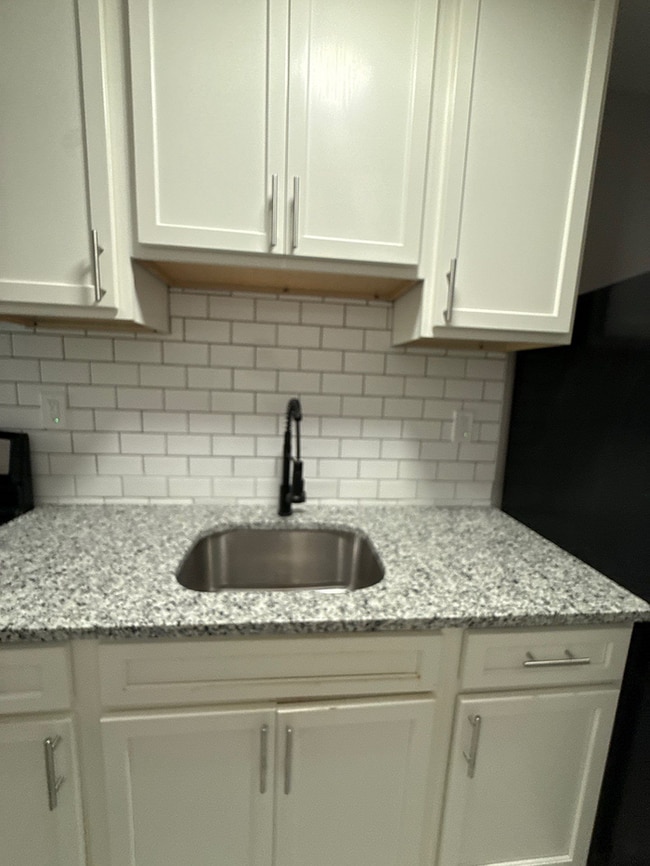 Building Photo - 2 Bedroom Townhome