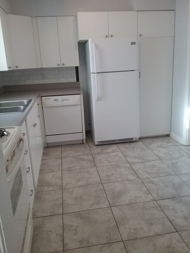 Building Photo - 3 Bedroom 2 Bath in Eustis for Rent!