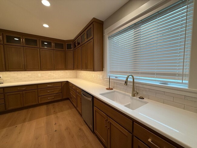 Building Photo - Elegant and Luxurious Cottage Grove Home