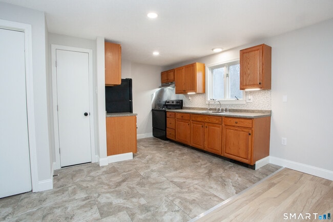 Building Photo - 366 Albany Turnpike