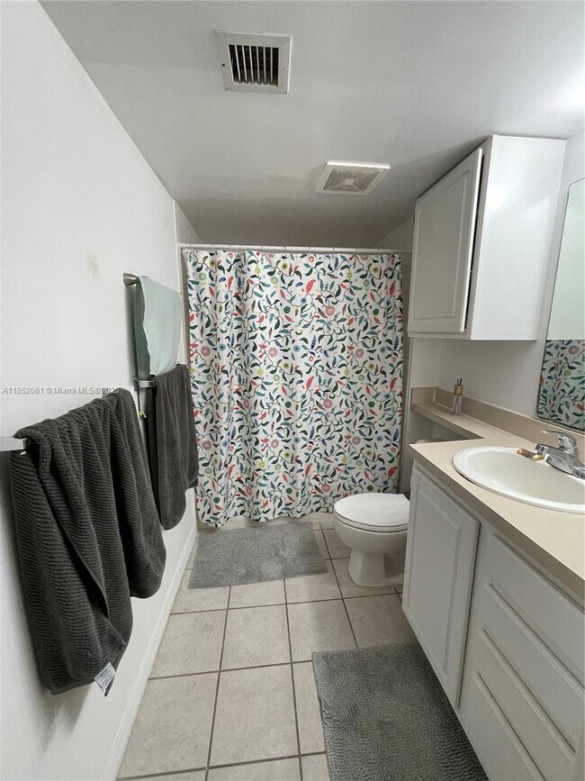 Building Photo - 2665 SW 37th Ave