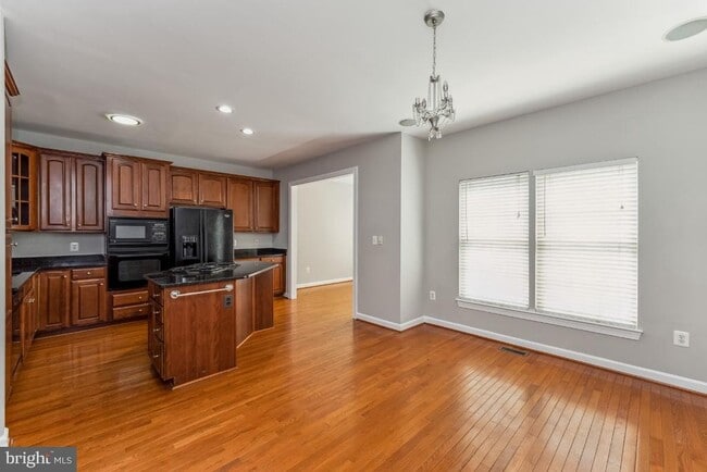 Building Photo - 4273 Upper Park Dr