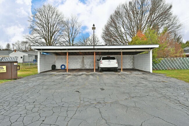 Building Photo - 560 Gladys St SE