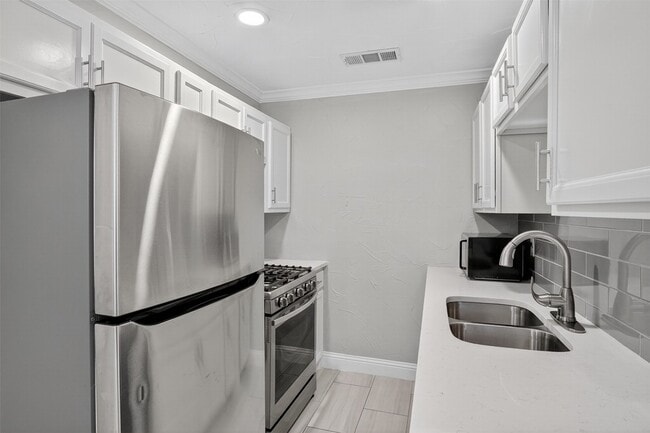 Building Photo - 4806 W University Blvd