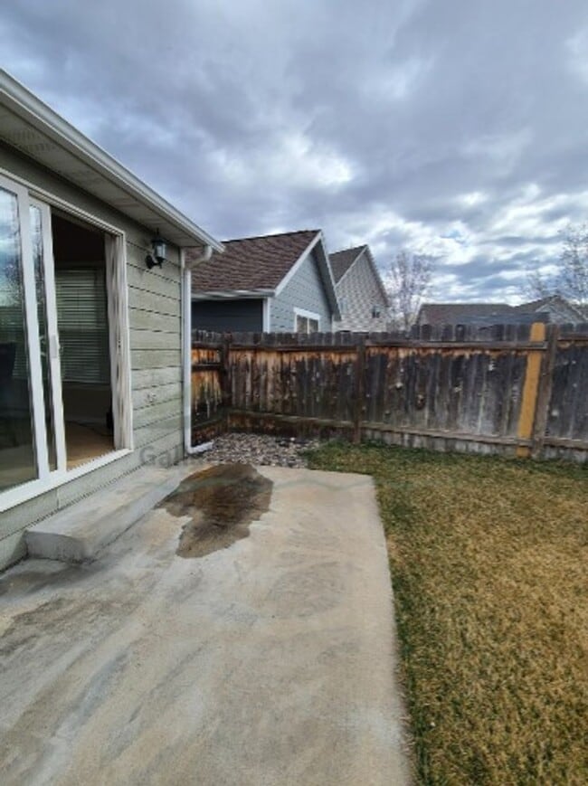 Building Photo - 3 Bedroom 2 Bathroom Home