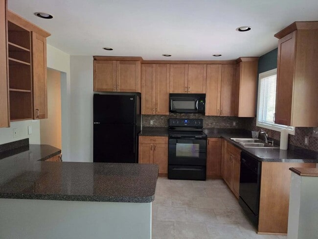 Building Photo - 7618 Catalpa Dr