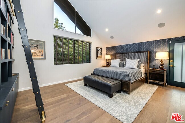 Building Photo - 4635 N Clybourn Ave