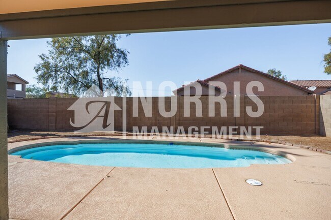 Building Photo - Great Home Located in Town with a Pool