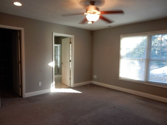 Building Photo - Quality 3 BR Townhome; Convenient to Med C...