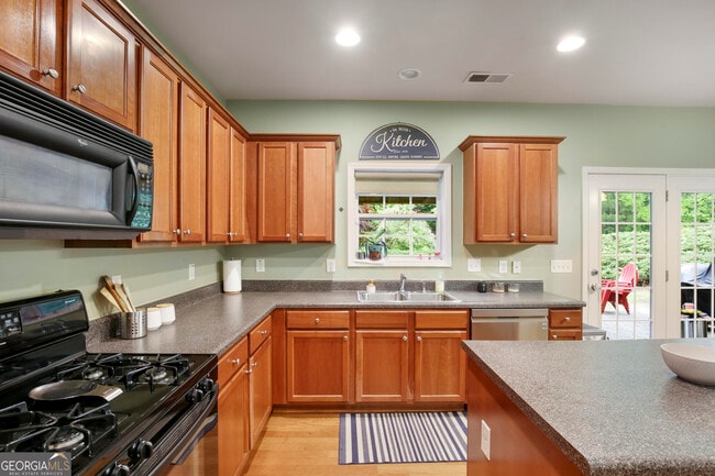 Building Photo - 1360 Silvergate Dr