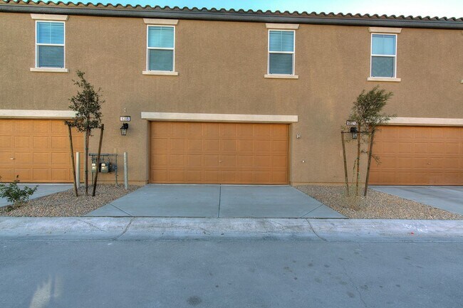 Building Photo - Newer Townhome - 3 Bedrooms + 2 Car Garage - E Craig & Nellis