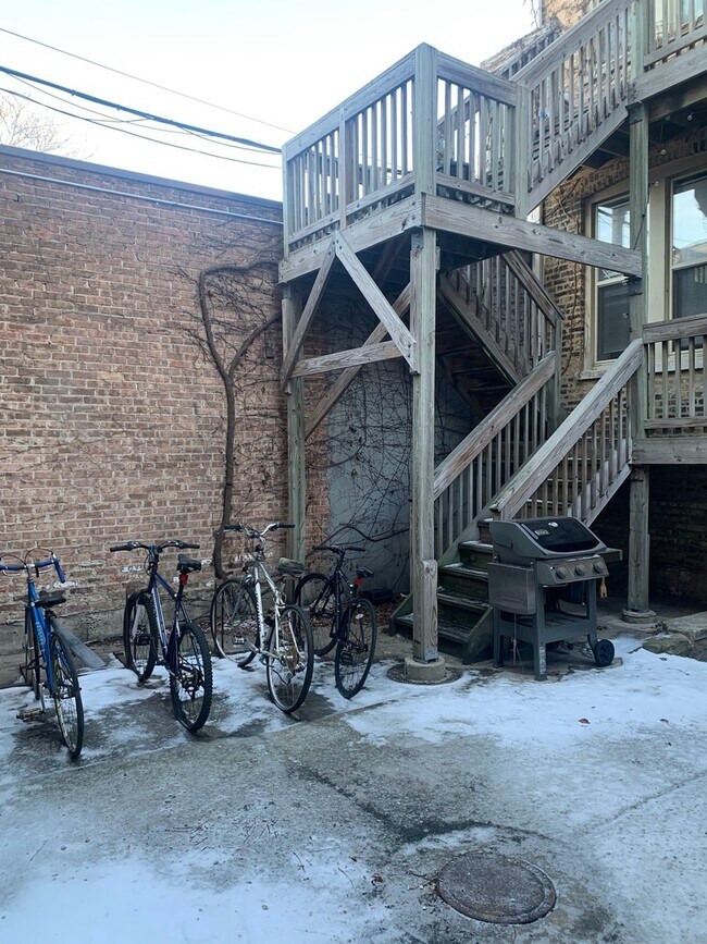 Building Photo - 2002 W Chicago Ave