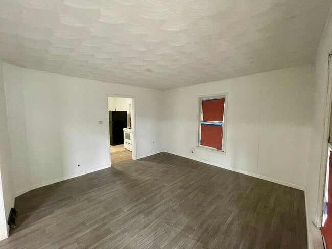 Building Photo - 2 Bedroom 1 Bath with All New Interior