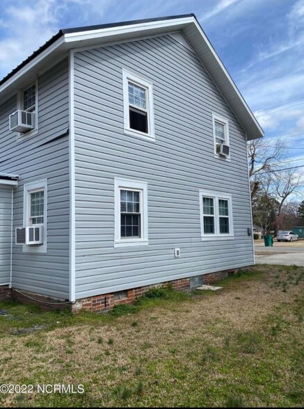 Building Photo - 207 N Elm St