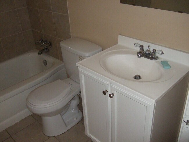 Building Photo - 626 Meadowview Dr