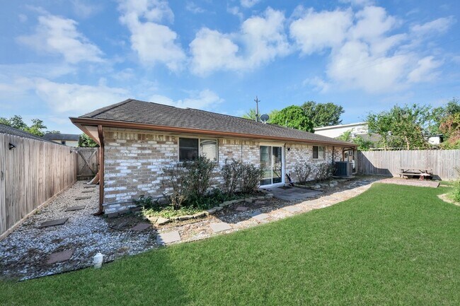 Building Photo - 4503 Hollybrook Ln