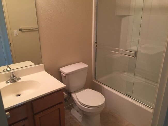 Building Photo - Two Bedroom Townhouse Style Apartment with Garage - Northwest Santa Rosa