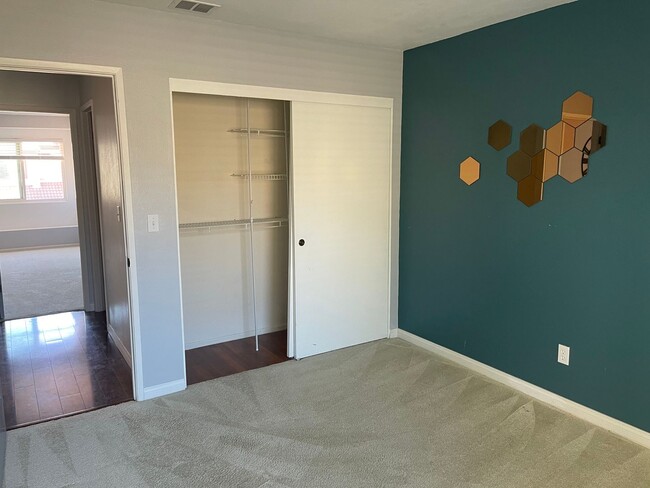 Building Photo - Secluded 2b/2.5b condo in Oxnard