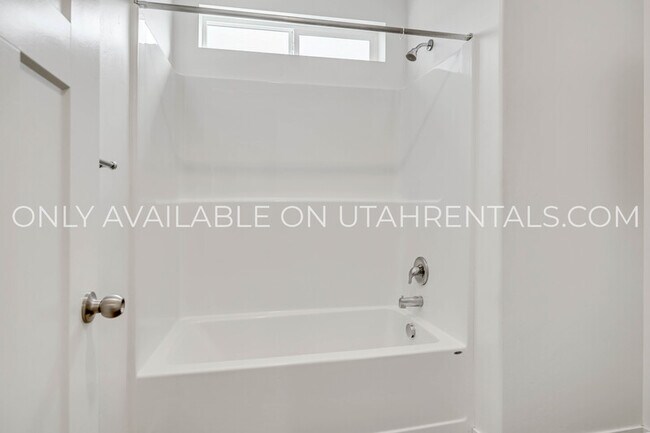 Building Photo - 3364 Hardman Way