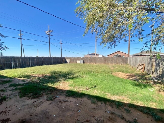 Building Photo - Now available - 3 bed, 1.5 half bath near MLK