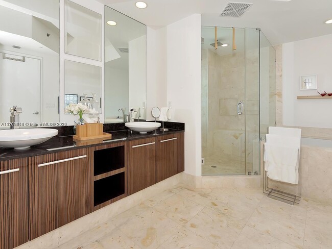 Building Photo - 2711 S Ocean Dr