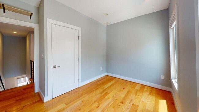 Building Photo - 1530 Levis St NE