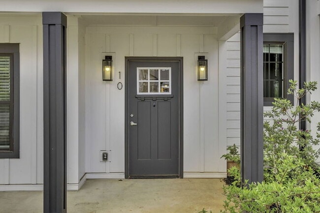 Building Photo - Modern 2BD, 2.5BA Townhouse with Large Loft in Travelers Rest