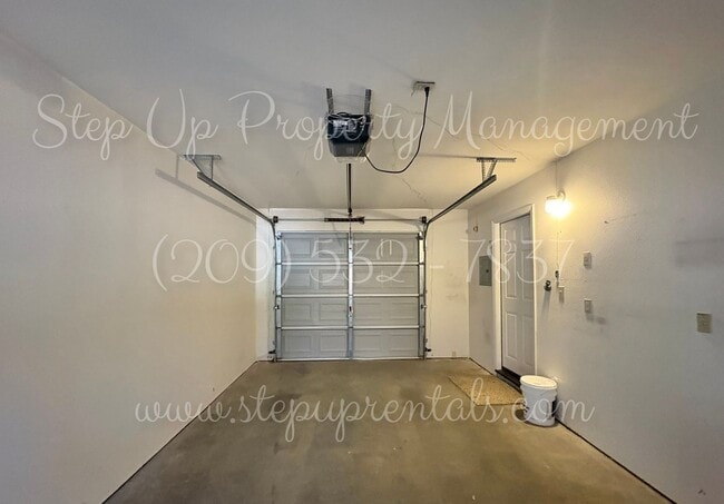 Building Photo - Bright and Freshly Updated 3 Bed 1.5 Bath ...