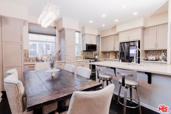 Building Photo - 1245 Wilcox Ave