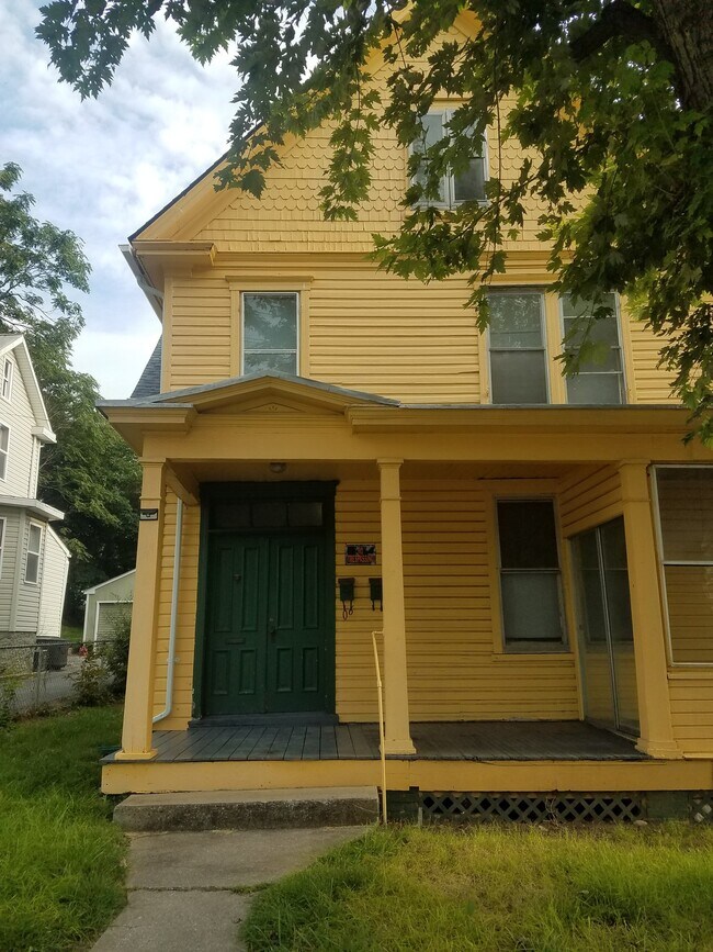 Building Photo - 806 W King St