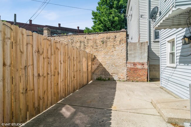 Building Photo - 2909 N Ridgeway Ave