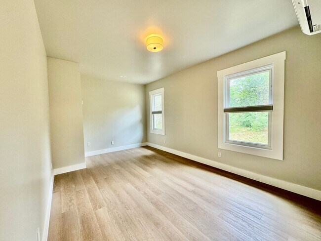 Building Photo - Seward Park fully renovated 4 bedroom, 3 b...