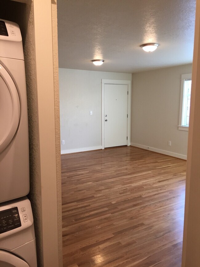 Building Photo - Remodel Spacious Living-Nook-Private Porch...