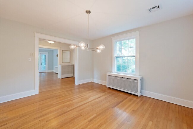 Building Photo - 4BR 3.5 BA Chevy Chase Gem is Move-in Read...