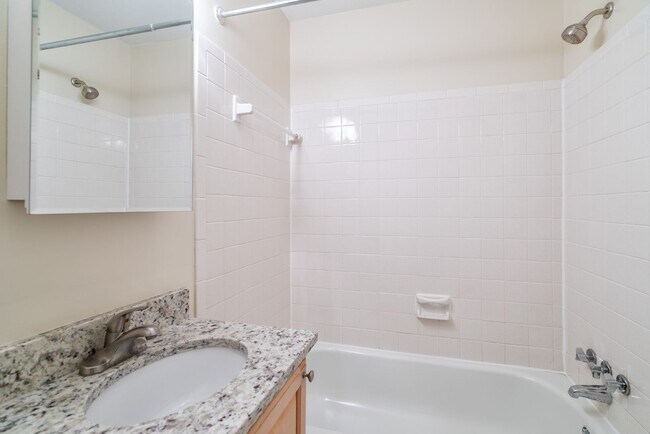 Building Photo - Location is Everything With This 3 Bed 3.5 Bath Townhouse in Hampton Court Community