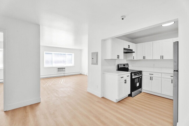 Building Photo - ONE11 UTICA PARK