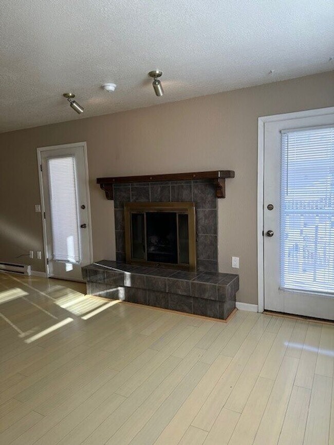 Building Photo - MOVE IN SPECIAL! | PAY HALF MONTHS RENT FOR THE HOLIDAYS! |LAUNDRY IN UNIT!!!