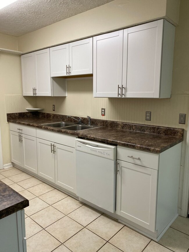 Building Photo - Adorable 3/2 on large corner lot