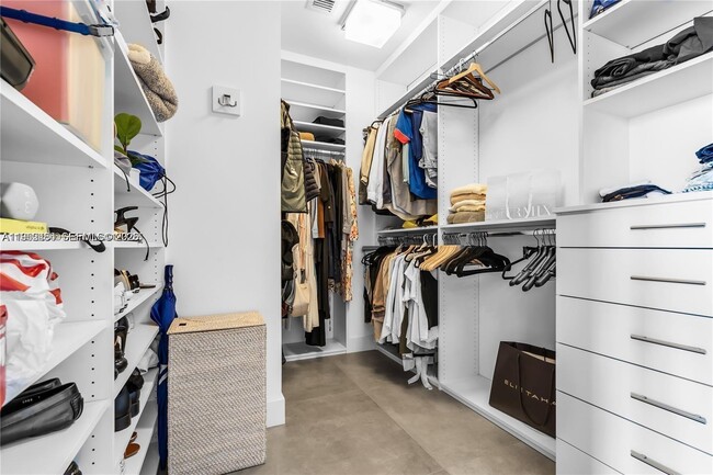 Building Photo - 650 NE 32nd St