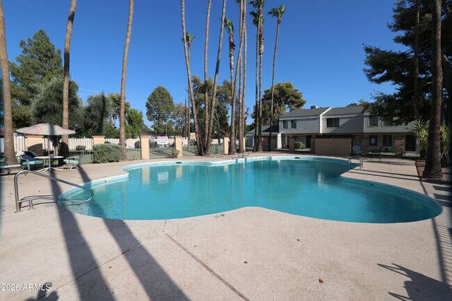 Building Photo - 6624 S Palm Dr