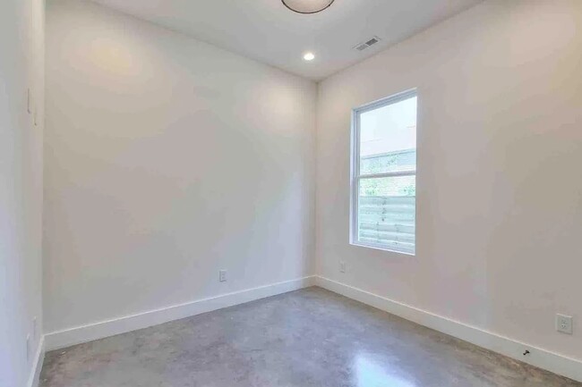 Building Photo - 1808 16th Ave N