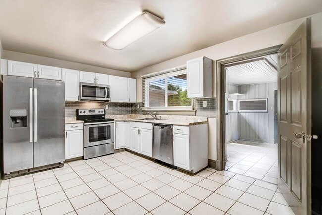 Building Photo - 105 Pineland Cir