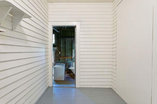 Building Photo - lrf2320