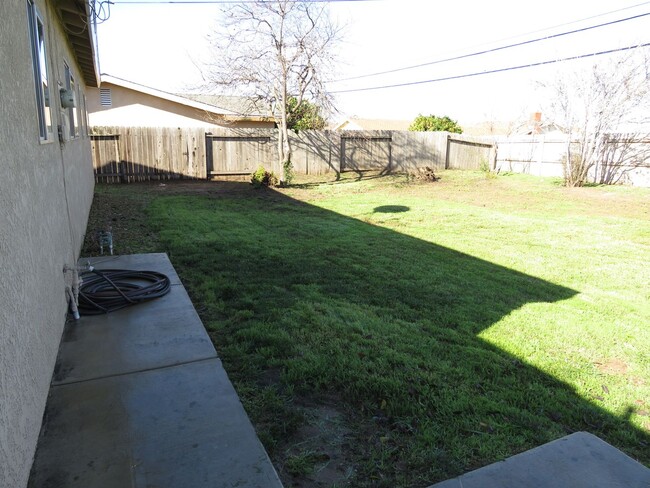 Building Photo - Single Story Home Located in Orcutt with E...