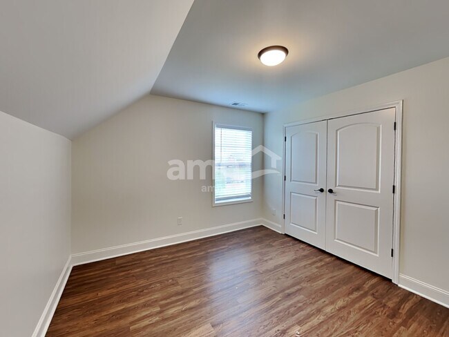 Building Photo - 107 Buster St