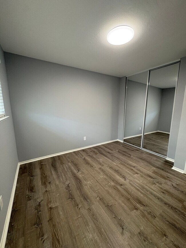 Building Photo - 425 Plum St